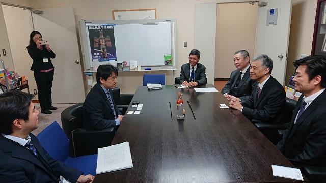 范・副主任委員(右2)が関雄二・副館長(左2)を訪問，李世丙・処長(右1)、張茂勳・名誉会長(右3)、何金樑・主任(中央)が同席