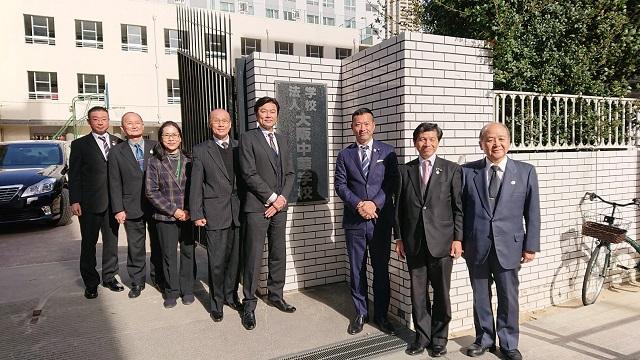 角谷庄一議長(右3)、辻義隆副議長(右2)、李世丙処長(左5)、洪勝信会長(右1)、連茂雄理事長(左4)：大阪中華学校にて