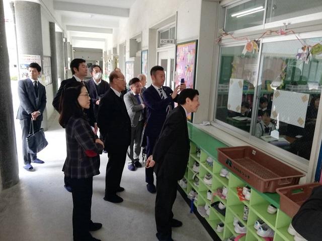 角谷庄一議長(右2)、辻義隆副議長(右1)が授業の様子を視察