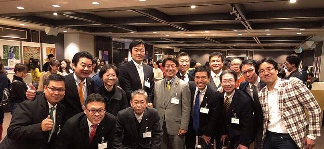 李処長（後列左4）と藤田会長（中央）、名古屋市議会議員及び広沢店名古屋市副市長（前列右4）、加藤代表（右1）及び重富会長らの集合写真