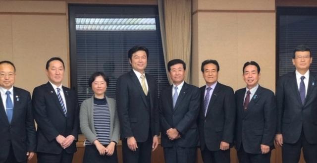 李処長（左四）と前田議長（右四）、前野副議長（右三）及び「日台友好三重県議会議員連盟」歴代会長の集合写真
