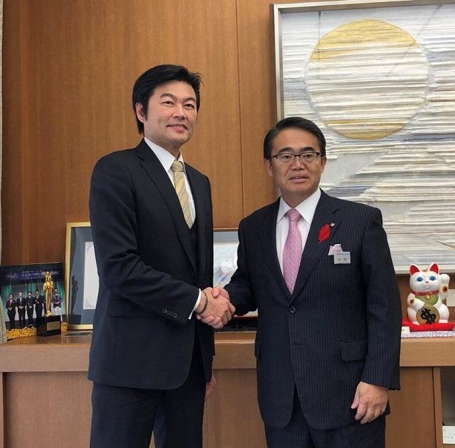 李世丙処長（左）と大村知事(右)