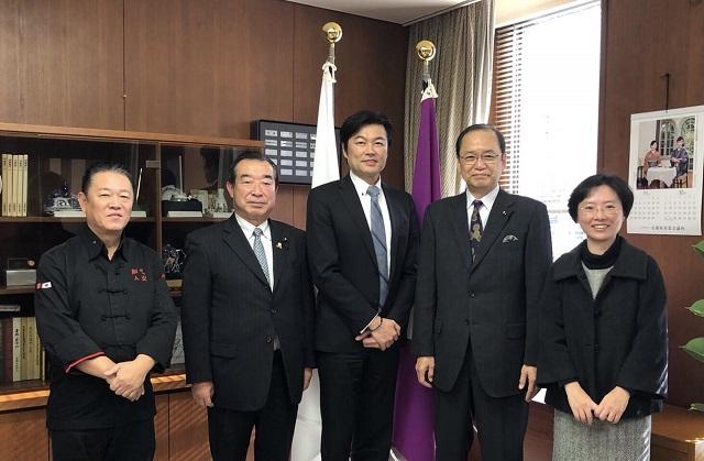 李処長（中央）、魏会長（左1）、村田議長（左2）、植田会長（右2）