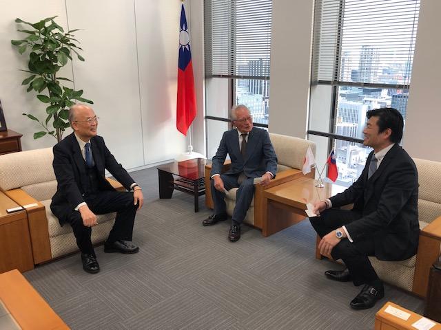 李処長（右）が山岸会長（中央）の訪問を受ける