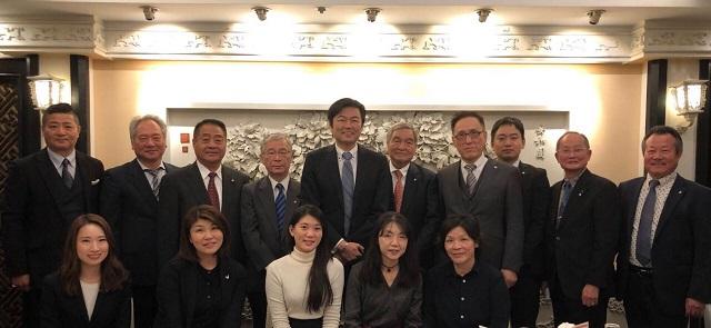 李処長（後列左5）、谷口笑雄・幹事長、蔡伸雄・僑務委員、李忠儒・委員長、西野勝弘・本部参与、島田政之・主任らの集合写真