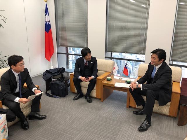 李処長（右）が北山參事（中央）及び山田主任（左）と会談