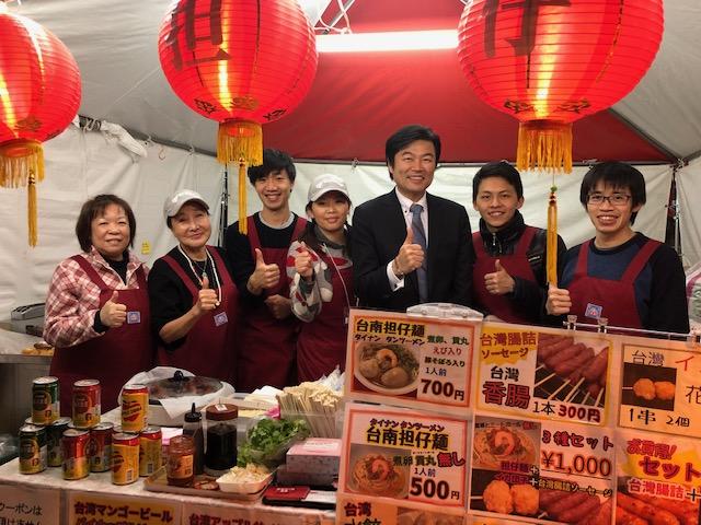 李処長（右3）とブーススタッフ一同