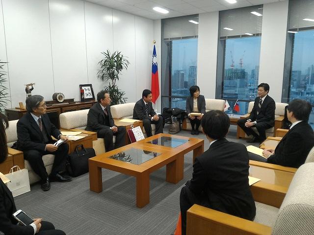 李世丙・駐大阪弁事処長(右2)と近畿地方2府3県の｢国際及び学校交流｣専門幹部の会談の様子