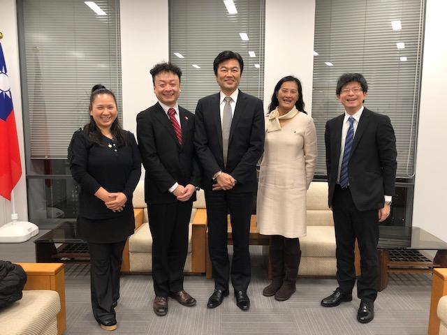 李処長(右)、共田会長(左2)らの集合写真
