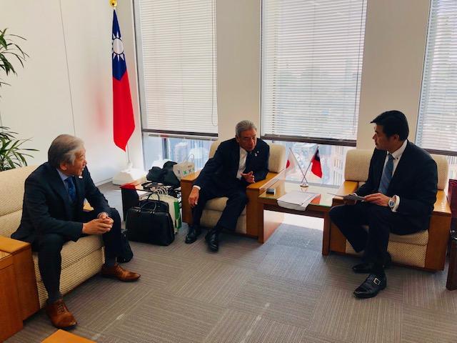 李処長（右）、有田会長（中央）及び貴志支部長（左）の会談