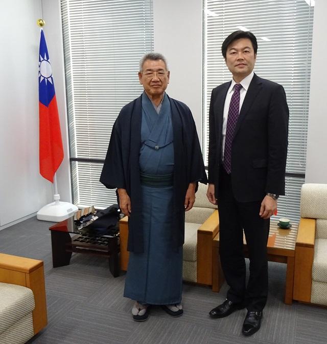 李処長と野口一・大阪日台交流会会長（左）