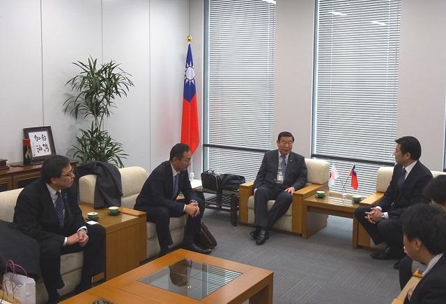 李処長(右1) が鎌田守恭・香川県議会観光議員連盟会(右2) 、谷久浩一・幹事長(左2) 及び淀谷圭三郎・香川県知事公室長(左1) らと会談