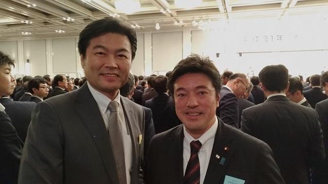 李処長（左）と中山泰秀・衆議員外務委員会委員長（右）