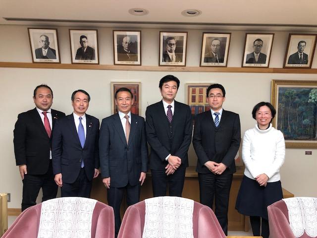 李処長（右3）と山中市長（左3）、田原会長（左2）、寺前副会長（左1）