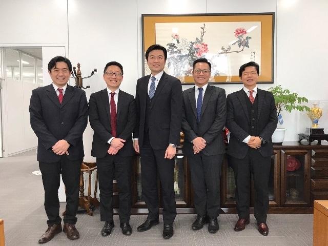 李処長(中央)と梁支店長(左2)らの集合写真