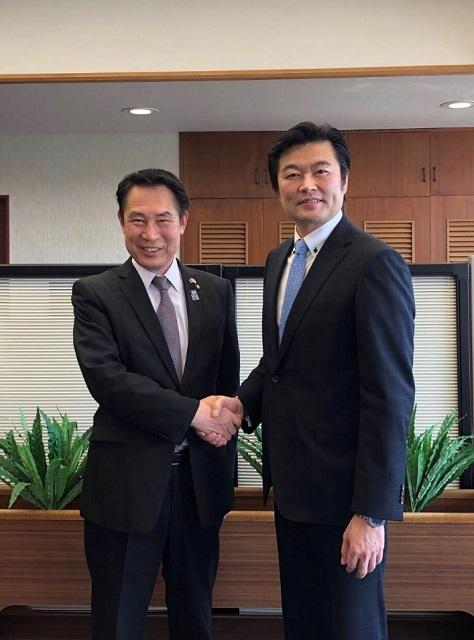 1.李処長（右）が尾花正啓・和歌山市長を訪問（左） 