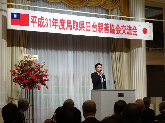 1. 挨拶する李処長