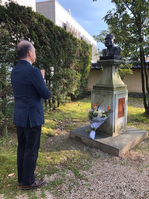 2.八田技師の孫にあたる八田修一氏と八田技師の銅像