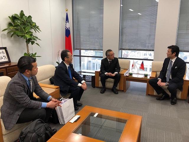 李処長(右1)、吉岡社長(右2)