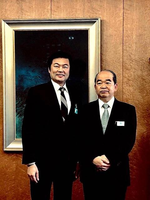 李処長（左）、石田高久・大阪府警察本部本部長（右）