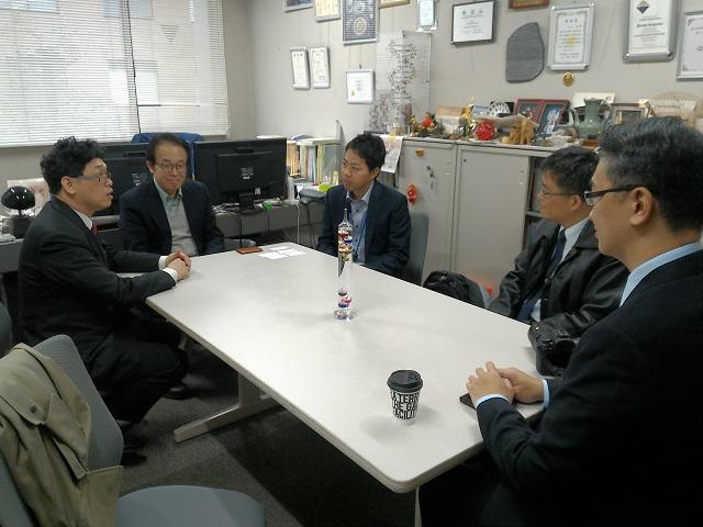 4.謝達斌・科技部政務次長 (左1)、杉山弘・京都大学教授(左2)および鈴木淳・教授(中央)の会談の様子