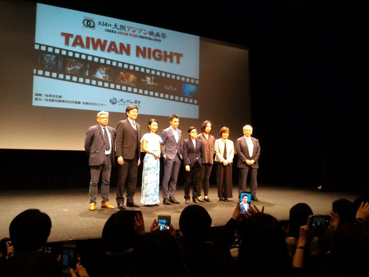 第14回大阪アジアン映画祭「台湾ナイト」祝賀レセプションでの台湾映画監督と来賓の集合写真 王淑芳・駐日代表処台湾文化センター主任（右2）、李世丙・駐大阪弁事処長 （左2）；上倉庸敬・大阪アジアン映画祭実行委員会委員長（右1）