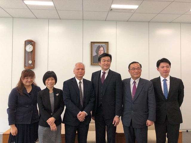 李処長（右3）、吳朝彥秘書長（左3）、羅瓊雅資深副秘書長（左2）、洪維新処長（右2）、陳冠竹所長（右1）等の集合写真