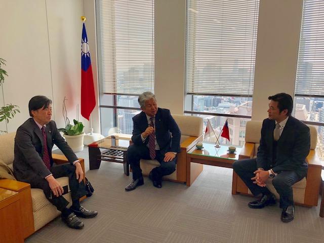 李処長（右）、多賀谷俊史前議長（中央）、永井啓介会長（左）