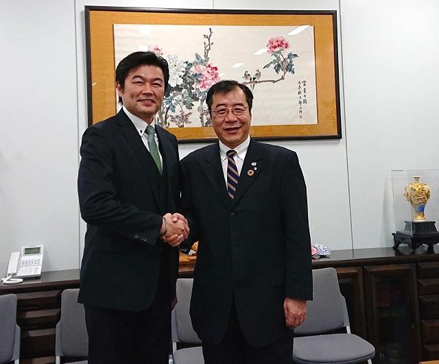 李処長（左）、西田区長（右）