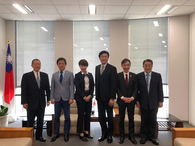 李処長（右3）、木下明日香審判員（右4）、中本直樹代表（左1）、阪口朗委員（左2）、茂原英仁秘書（右2）