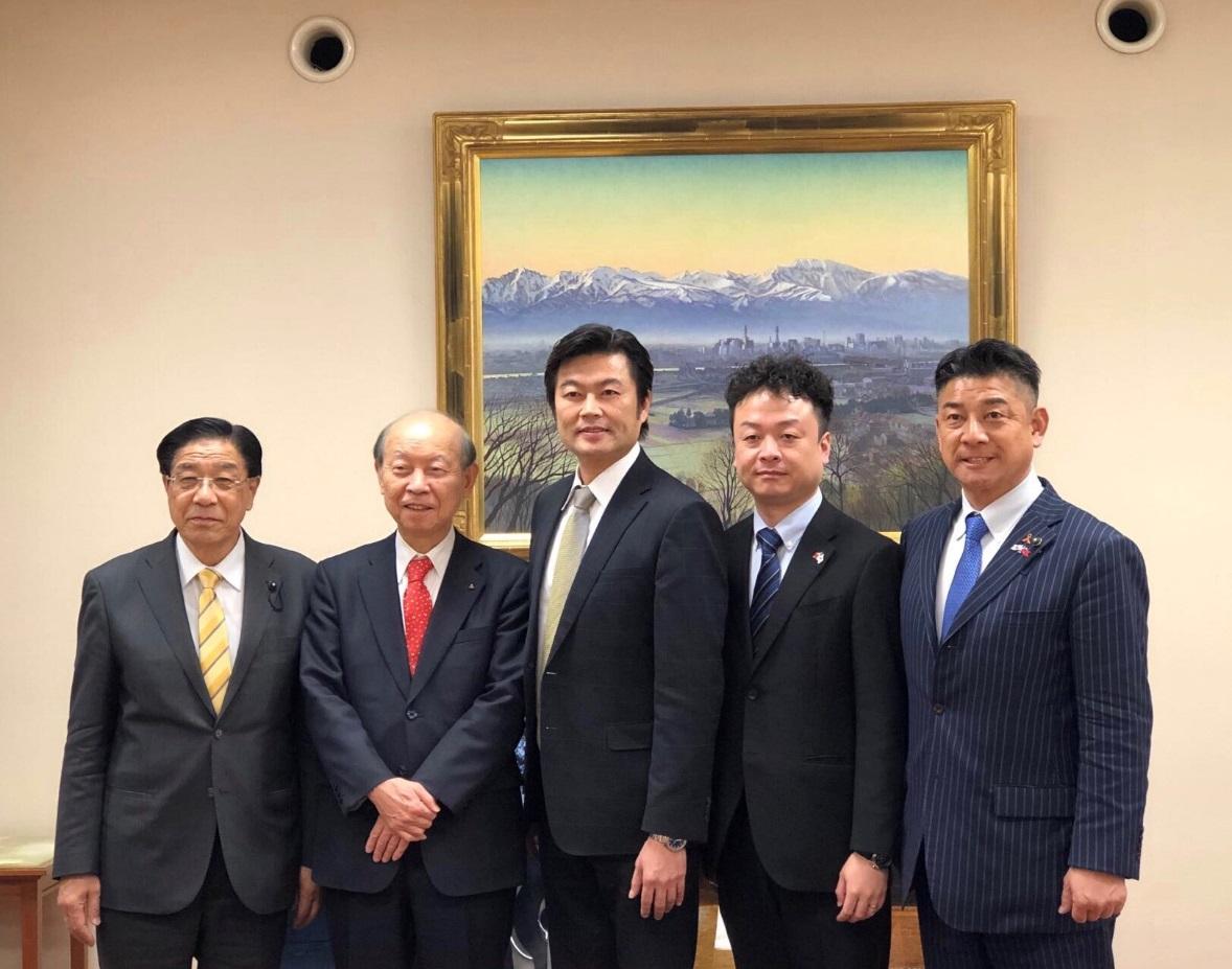 2.李処長（中央）、石井隆一・知事（左2）、「富山県日台親善協会」中川忠昭・会長（左1）、武田慎一・議員（右1）および「富山県台湾総会」共田吉孝・会長（右2）の集合写真