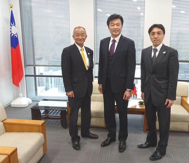 李処長(中央)、友近直樹・松山市観光協会事務局長(左)、仙波匡視・課長(右)