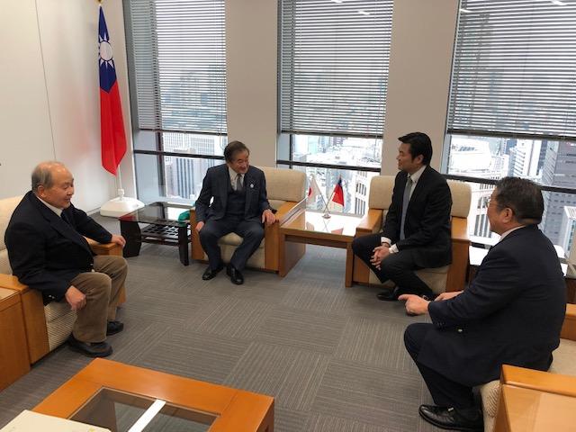 八木博・大阪府議会前議長（左2）、洪勝信・大阪中華総会会長（左1）が李処長（右2）と会談