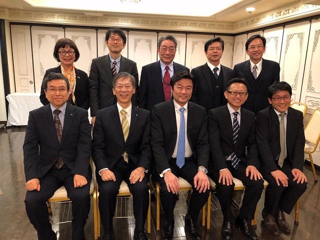 2.李処長（前列中央）、辻洋校長（前列左2）、石井実副校長（前列左1）、藤井郁雄副校長（前列右2）、松井利之校長輔佐（前列右1）らの集合写真