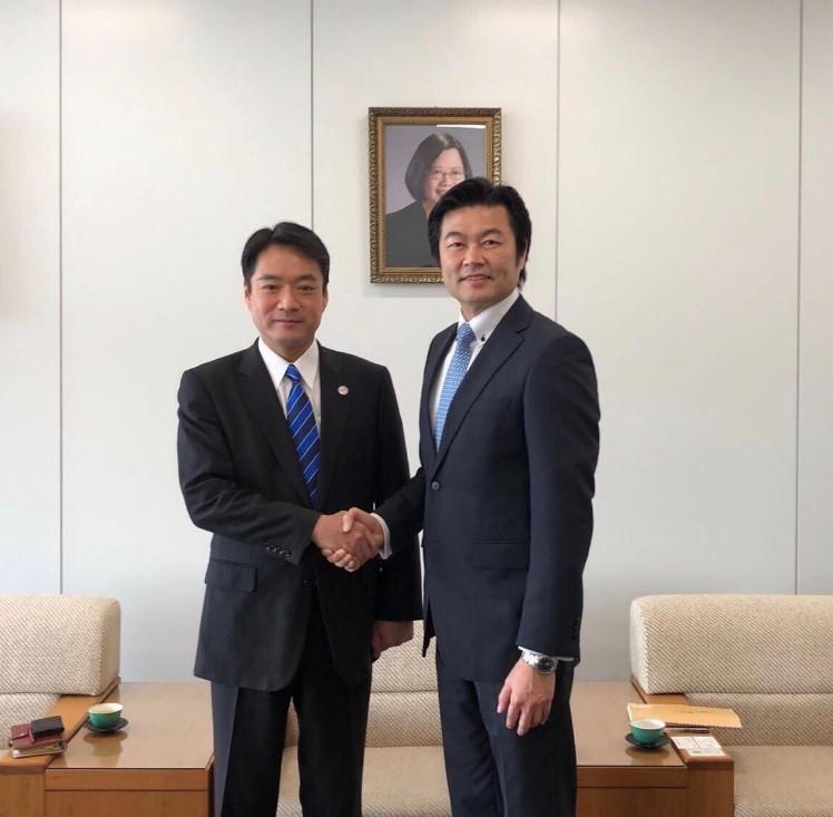 李処長（右）、尾﨑正直・高知県知事（左）