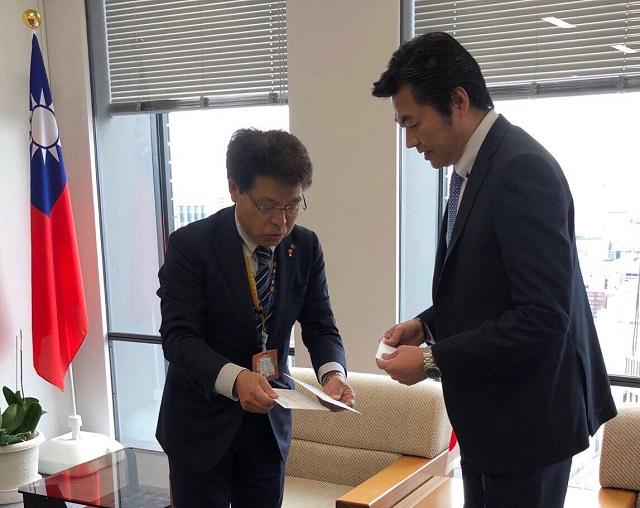 李世丙・駐大阪弁事処長（右）が鶴村幸弘・愛媛県大阪事務所所長（左）の訪問を受け、中村時広・同県知事からの花蓮地震への直筆の見舞い状を受けとる。