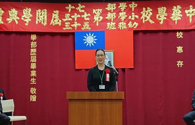 2.入学式にて挨拶する陳雪霞・校長