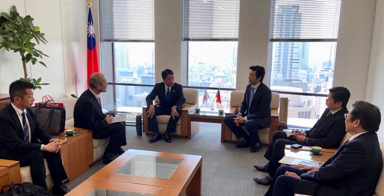 尾﨑正直・高知県知事（左3）が李処長（右3）を訪問