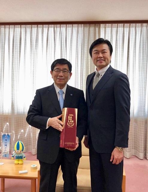 李処長（右）と古田知事（左）