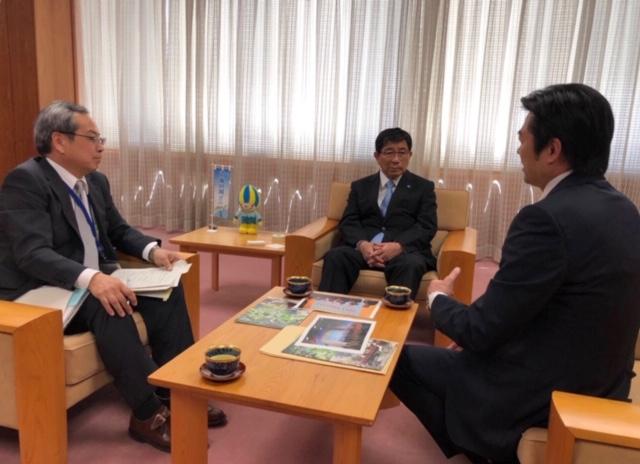 李処長（右1）と古田知事（中央）の会談の様子