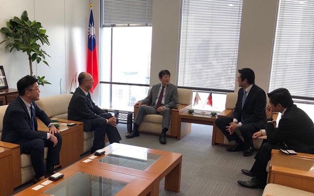 李処長（右）および何坤松部長（右1）が杉本一郎社長（中央）、林兼生部長（左2）および石川淳会計士（左1）らと会談。