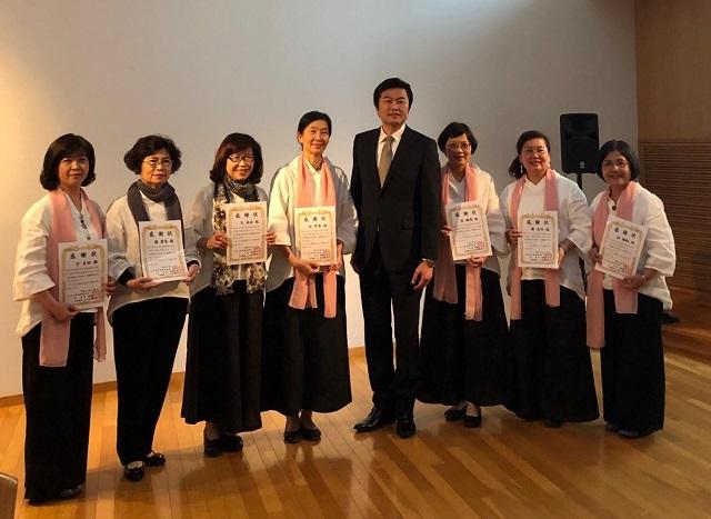 李処長（右4）、林翠華・日本茶道裏千家淡江会台中協会副会長（左4）らの記念撮影