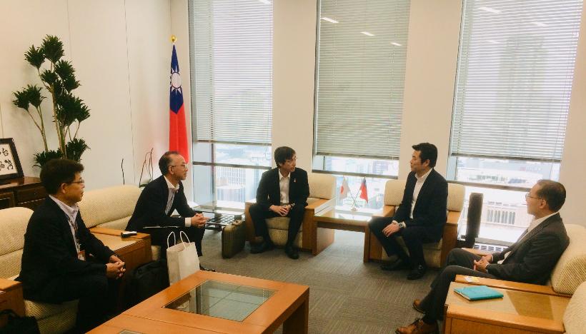 李世丙・処長(右2) 、濱松一良・愛媛県経済労働部観光交流局局長(右3) 、松田雄彥・課長(左2)および鶴村幸弘・愛媛県大阪事務所所長(左1) らの会談の様子