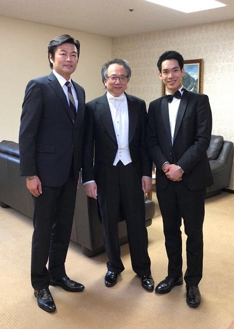 李世丙・駐大阪弁事処長(左1)、呂紹嘉・音楽総監(中央)および林品任・ヴァイオリニスト(右1）が記念撮影