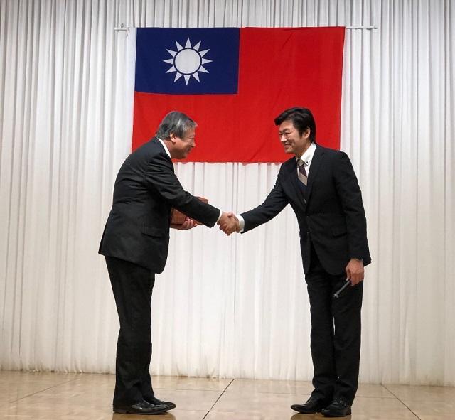 李処長（右）と夏野修市長（左）の記念撮影