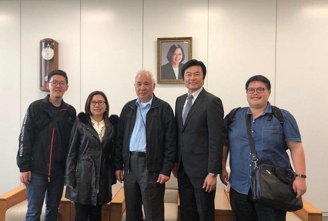 李処長(右2)と姚嘉文・総統府資政(中央)一行の記念撮影