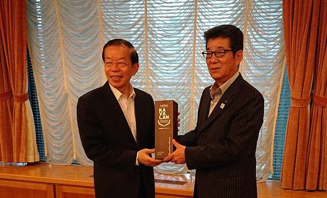 (左:謝代表；右:松井市長)