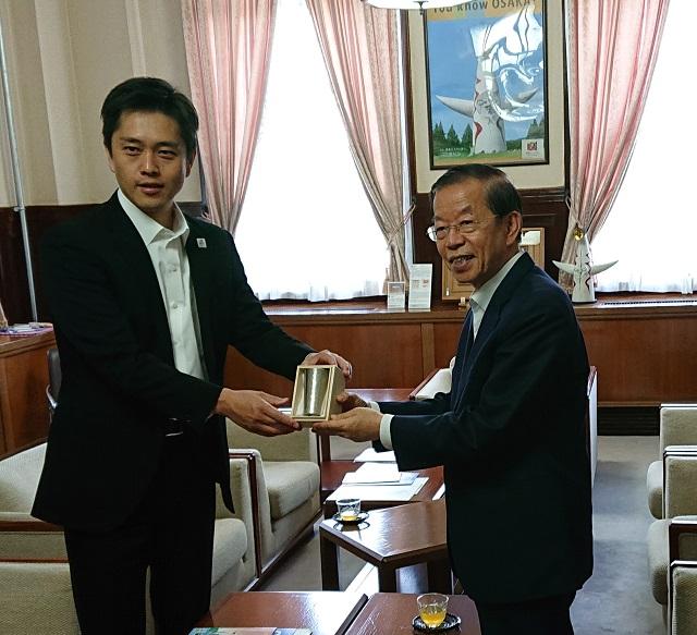 (左:吉村知事 右:謝代表)