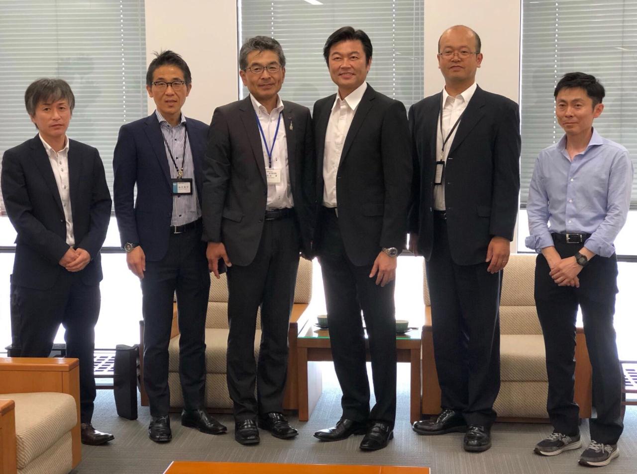 李処長(右3）、清水貢部長(左3)らの記念撮影