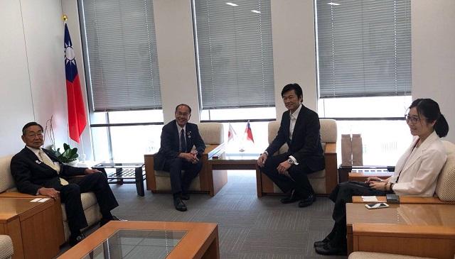 李世丙処長(右2)と三田勝久・大阪府議会議長(左2)および西恵司・同副議長(左1)の会談の様子